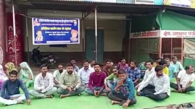 सिरोंज: नगरपालिका के सामने 18 सूत्रीय मांगों को लेकर सफाई कर्मियों ने शुरू की हड़ताल, नगर में बिगड़ी सफाई व्यवस्था