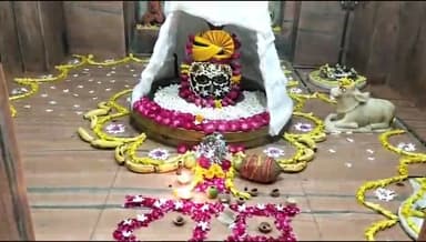 इटावा: सदर इलाके में सावन के चौथे सोमवार पर टिक्सी टेंपल व ग्यारह रुद्रेश्वर महादेव मंदिर समेत अन्य मंदिरों पर किया भव्य श्रृंग