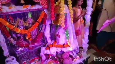 सोहागपुर: सावन सोमवार के अवसर घरौला मोहल्ला स्थित बरम बाबा में किया गया विशाल भंडारे का आयोजन बनाई गई झांकी