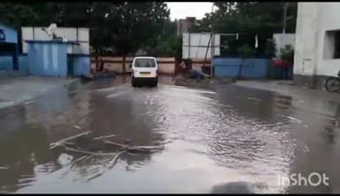 खगड़िया: सदर अस्पताल गेट पर जमा है वर्षा का पानी, मरीज को जमने में हो रहा है काफी परेशानी