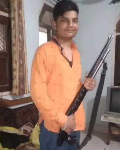 उन्नाव: गंगाघाट कोतवाली क्षेत्र के मोहल्ला भीम नगर के निवासी युवक का अवैध असलहे के साथ फोटो हुआ सोशल मीडिया पर वायरल