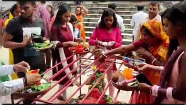 बगोदर: बगोदर के विभिन्न शिव मंदिरों में सावन के चौथे सोमवार को पूजा अर्चना के लिए श्रद्धालुओं की उमड़ी भीड़