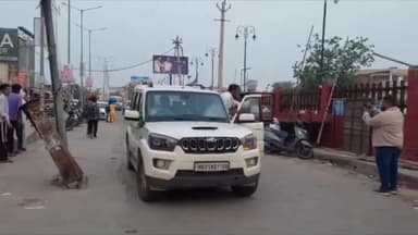 अम्बाला: शहर बस स्टैंड के पास रेहड़ी फड़ी वालों के धरने में शामिल होने पहुंचे जेजेपी नेता दिग्विजय चौटाला