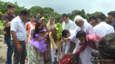 हुज़ूर: मुख्यमंत्री शिवराज सिंह चौहान ने श्यामला हिल्स स्थित उद्यान में बरगद, कदम व महुआ के पौधे लगाए