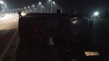 रामगंजमण्डी: अन्तरालिया फ़ोरलेन मार्ग पर तेज रफ्तार कार सड़क पर मृत पड़ी 3 भैंसों से टकराकर पलटी, एक महिला व एक युवक हुआ घायल