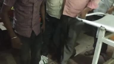 अतर्रा: अनथुआ के नजदीक तेज रफ्तार ई रिक्शा की टक्कर से साइकिल सवार युवक हुआ घायल, जिला अस्पताल में किया गया भर्ती