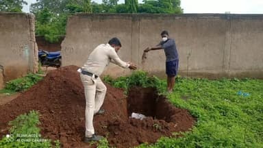 तिल्दा: तिल्दा बस्ती के छोटे तालाब में मिले शव की हुई पहचान, पुलिस ने कर दिया था शव को दफन