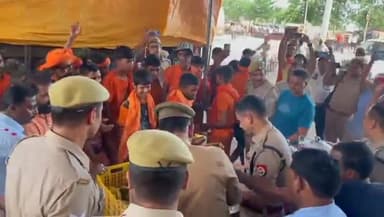 शाहजहांपुर: पुलिस द्वारा कावड़ियों पर पुष्प वर्षा कर किया गया भव्य स्वागत भंडारे का किया गया आयोजन