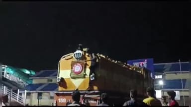 खुरई: खुरई रेलवे स्टेशन परिसर में रखे शोपीस इंजन के ऊपर चढ़ा शराबी, यात्रियों से कर रहा था गाली गलौज,पुलिस ने पकड़ा
