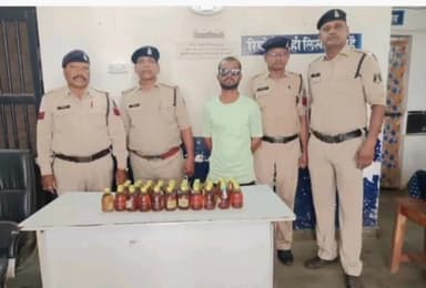 तिल्दा: खरोरा पुलिस ने चलाया नशे के खिलाफ अभियान, अवैध शराब के 2 मामलों में 3 युवकों को किया गिरफतार,