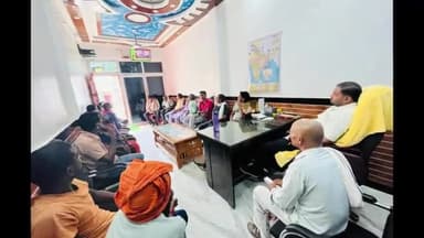 उतरौला: ब्लाक प्रमुख श्रीदत्तगंज हेमंत जयसवाल ने गुमड़ी स्थित अपने कार्यालय पर कार्यकर्ताओं के संग सुना प्रधानमंत्री के मन की बा