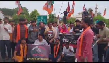 अलवर: जगन्नाथ मंदिर से नहीं सहेगा राजस्थान के तहत भाजपा युवा मोर्चा ने प्रदेश सरकार के खिलाफ वाहन रैली निकालकर किया प्रदर्शन