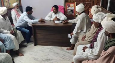 पोकरण: कैबिनेट मंत्री सालेह मोहम्मद ने पोकरण स्थित आवास पर की जनसुनवाई, समस्याओं का निस्तारण करने का दिलाया भरोसा