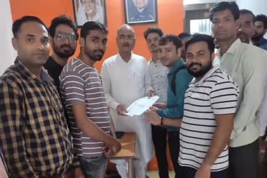 पचोर: चयनित सर्वेक्षण सहायकों ने नियुक्ति की मांग कर सांसद रोडमल नागर को पचोर में सौंपा ज्ञापन