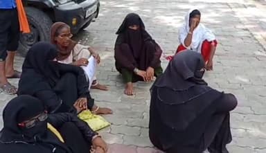 बहराइच: बहादुरपुर इलाके की महिलाओं ने नाली निर्माण कराने को लेकर जिलाधिकारी को दिया प्रार्थना पत्र