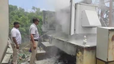 अलवर: चूड़ी मार्केट स्थित रॉयल टावर कॉम्प्लेक्स की छत पर लगे मोबाइल टावर के जनरेटर में अज्ञात कारणों के चलते लगी आग