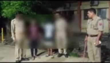 इटावा: जिला अस्पताल के ऑक्सीजन प्लांट के एलमुनियम पाइप को काटकर चोरी करते दो किशोरों को स्टाफ ने पकड़ा, किया पुलिस के सुपुर्द