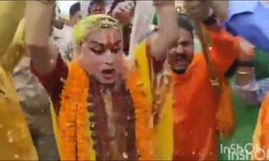 किन्नर महामंडलेश्वर हिमांगी सखी ने श्री काशी विश्वनाथ मंदिर के गेट 4 पर खुद का किया जलाभिषेक