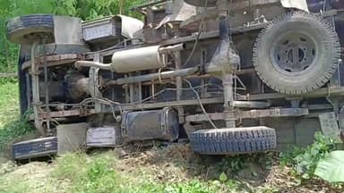 विभूतिपुर: भरपुरा गांव में मैदा लदा मालढुआ ट्रक पलटा, बालबाल बचे ड्राइवर और उसके सहयोगी