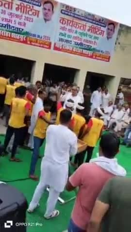 इसराना: बांध गांव मे ग्रामीणों ने बैठक का किया आयोजन, बैठक मे पहुंचे मुख्य अतिथि समाजसेवी राकेश सरोहा फूलों के साथ किया स्वागत