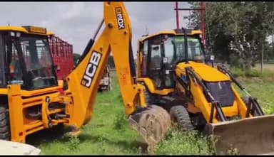 आगरा: ग्राम नयाबास में अवैध मिट्टी खनन कर रही 2 जेसीबी को पुलिस ने पकड़ा