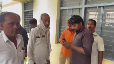 इटावा: नगला कुल में सड़क पार करने के दौरान 7 वर्षीय बालक को वाहन ने कुचला, इलाज के दौरान हुई मौत