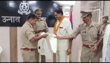 उन्नाव: पुलिस लाइन सभागार में आज 13 पुलिसकर्मियों को दी गई भावभीनी विदाई