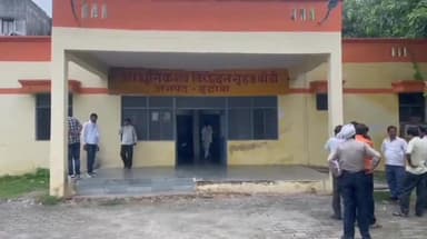 इटावा: बहादरपुर धार में रिटायर्ड पोस्टमैन के पुत्र ने फांसी लगाकर की खुदकुशी, पोस्टमार्टम करा पुलिस जांच में जुटी