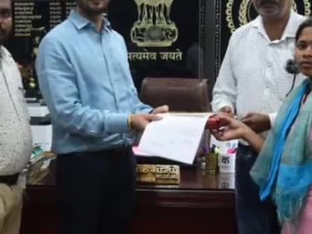 कोंडागांव|कलेक्टर दीपक सोनी की पहल से तमिलनाडु में बंधक बनाए गए मजदूर को सकुशल वापस गृहग्राम लाया गया!#kondagaonnews