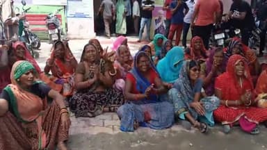 रामगंजमण्डी: द्वारिका कॉलोनी की दलित समाज की महिलाओं ने व्यापारी पर अछूत कहकर अत्याचार करने का लगाया आरोप, नगर पालिका में दिया धरना