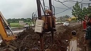 खुरई: खिमलासा रोड पर जेसीबी द्वारा नाले की खुदाई करने के दौरान बिजली का ट्रांसफार्मर गिरने से बचा, बड़ा हादसा टला