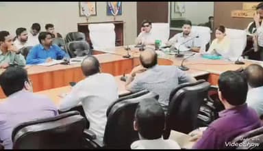 सुल्तानपुर: कलेक्ट्रेट सभागार में IGRS की बैठक में DM ने डिफाल्टर हुए प्रकरणों से संबंधित अधिकारियों के वेतन रोकने के दिए निर्देश