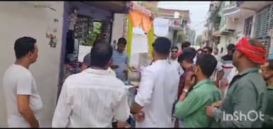 टीकमगढ़: नगर के वार्ड नंबर 27 में कांग्रेस कार्यकर्ताओं ने घर-घर जाकर बांटे समृद्धि कार्ड