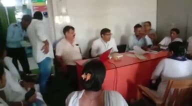 रामगढ़ चौक: पीएचसी रामगढ़ में प्रभारी चिकित्सा पदाधिकारी की अध्यक्षता में एएनएम की हुई साप्ताहिक बैठक