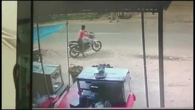 हाथरस: कोटा दाऊजी मोड़ चौराहा स्थित दुकान पर बैठे व्यक्ति का बैग चोरी कर ले जाते हुए बाइक सवार 2 चोरों का CCTV फुटेज आया सामने