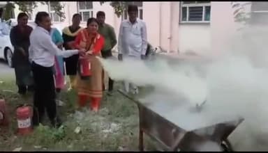 ईएसआई चिकित्सालय में आग से बचने के लिए सभी अधिकारी और कर्मचारियों को  अग्निशामक उपकरण के माध्यम से मॉकड्रिल और प्रशिक्षण दिया कही भी अचानक आग लग जाए तो अग्निशामक उपकरण को कैसे प्रयोग करे यह मॉक ड्रिल के माध्यम से बताया