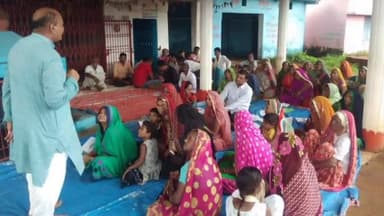 गाडरवारा: सिमरिया कला में जिला कांग्रेस कार्यकारी अध्यक्ष ने ग्रामवासियों को नारी सम्मान योजना की जानकारी देकर फॉर्म किए वितरित