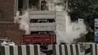 इटावा: मानिकपुर मोड़ के पास टैंकर में भरा सीएनजी गैस हुआ लीक, पुलिस व दमकल टीम को दी गई सूचना