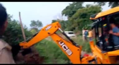 मऊरानीपुर: अडजार कबूतरा डेरा पर पुलिस एवं आबकारी टीम ने की बुलडोजर से की कार्यवाही,तहस नहस किया डेरा।