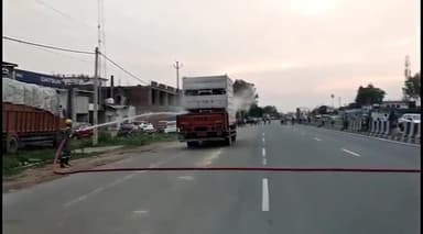 इटावा: सदर इलाके के नेशनल हाईवे ओर सीएनजी गैस रिसाव के बाद फायर बिग्रेड मौके पर पहुंची,40 प्रतिशत गैस का रिसाव हो चुका