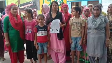 मुरादाबाद: मऊ के लोगों ने एक महिला पर लगाए गांव के युवकों को झूठे मुकदमे में फंसाकर रूपये ऐंठने के आरोप, SSP को दिया शिकायती पत्र