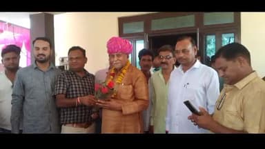 पीपलदा: इटावा पीपल्दा विधायक रामनारायण मीना हुए 80वर्ष के विधायक मीना को बधाई देने उनके गांव पहुंचे कार्यकर्ता दी बधाई