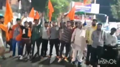 आगरा: सदर बाजार स्थित पुलिस चौकी सौदागर लाइन पर अखिल भारत हिंदू महासभा के कार्यकर्ताओं ने पुलिस को सौंपा ज्ञापन