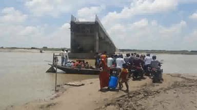 अमौर: अमौर प्रखंड के खारी पुल निर्माण में लेटलतीफी,दस साल पहले से निर्माण होने के बावजूद भी पुरा नही होने से नाव पर परिचालन