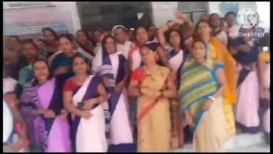 पहाड़पुर: मुख्यालय स्थित सामुदायिक स्वास्थ्य केंद्र के में गेट पर  21वें दिन आशा कार्यकर्ताओं ने धरना प्रदर्शन किया कार्य बाधित