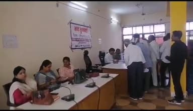 टीकमगढ़: कलेक्ट्रेट कार्यालय में आयोजित जनसुनवाई में 105 आवेदनों पर की गई सुनवाई