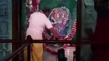 रतलाम नगर: श्री गढ़ कैलाश मंदिर में सायंकालीन आरती के दौरान सैकड़ों की संख्या में पहुंचे शिव भक्त, लिया धार्मिक आयोजन में भाग