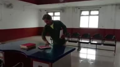 रतलाम नगर: रतलाम निगम कार्यालय में जनसुनवाई के दौरान 11:30 बजे तक नहीं पहुंचे अधिकारी, कर्मचारियों ने कहा- कमिश्नर ने बुलाया है