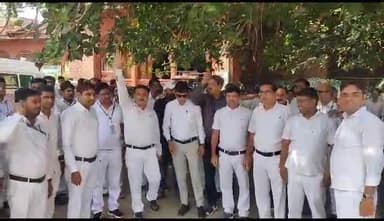 अलवर: नर्सिंग कर्मियों ने अपनी मांगों को लेकर जिला अस्पताल में किया 2 घंटे का कार्य बहिष्कार