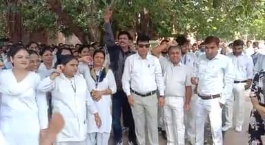 अलवर: अलवर 11 सूत्री मांगों को लेकर नर्सिंग कर्मियों द्वारा राजीव गांधी अस्पताल में 2 घंटे कार्य बहिष्कार कर किया प्रदर्शन